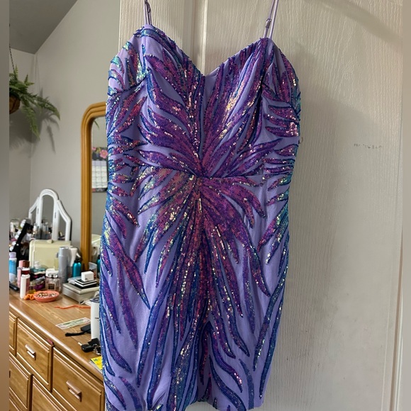 Straps are adjustable. Zipper back closure. Style H2307 Size 12 Worn Once - Picture 6 of 10